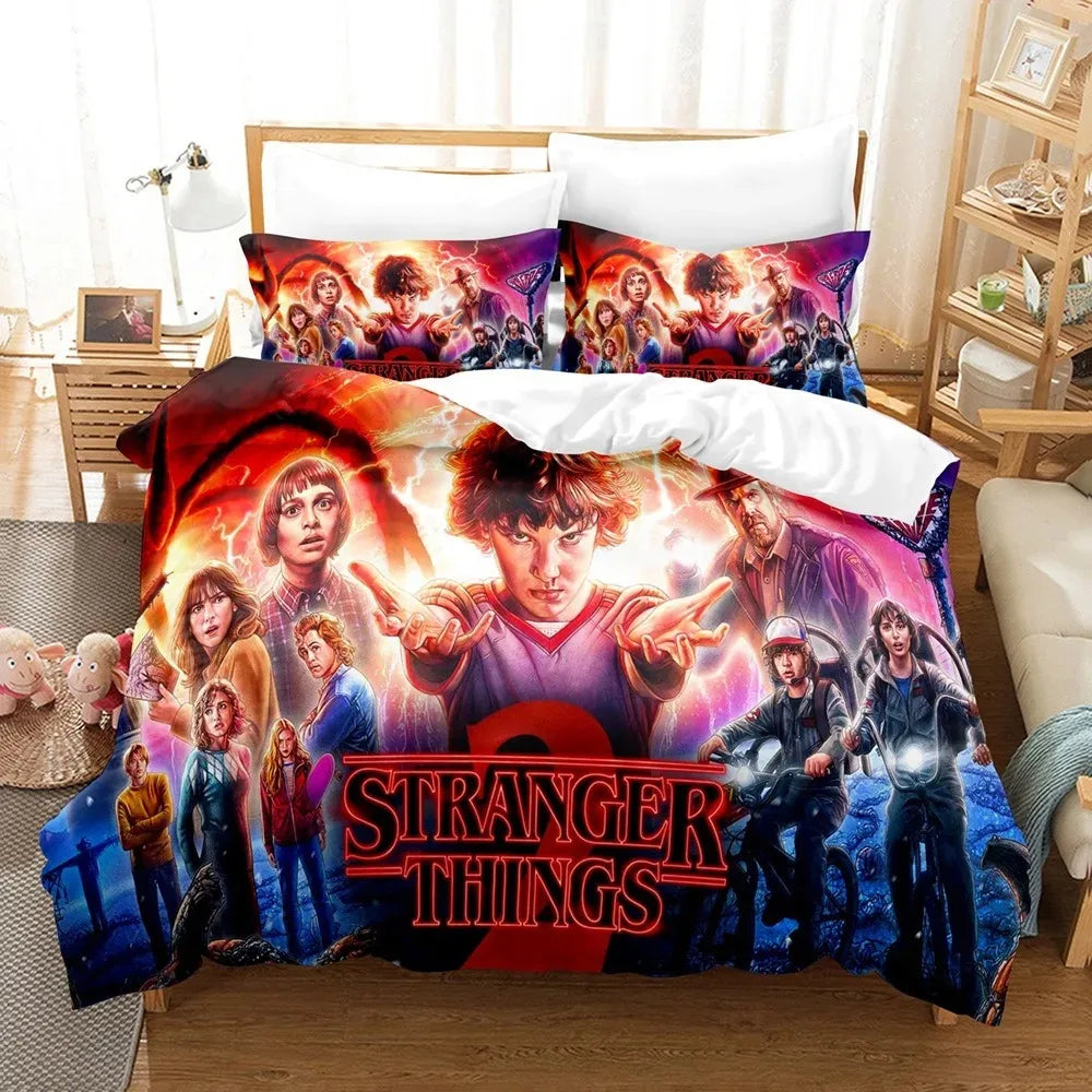 Beddengoedset Stranger Things seizoen 2 geïllustreerde poster op een bed, met bijpassende kussenslopen