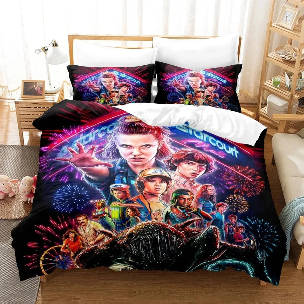 Beddengoedset Stranger Things seizoen 3 Starcourt neon op een bed, met bijpassende kussenslopen