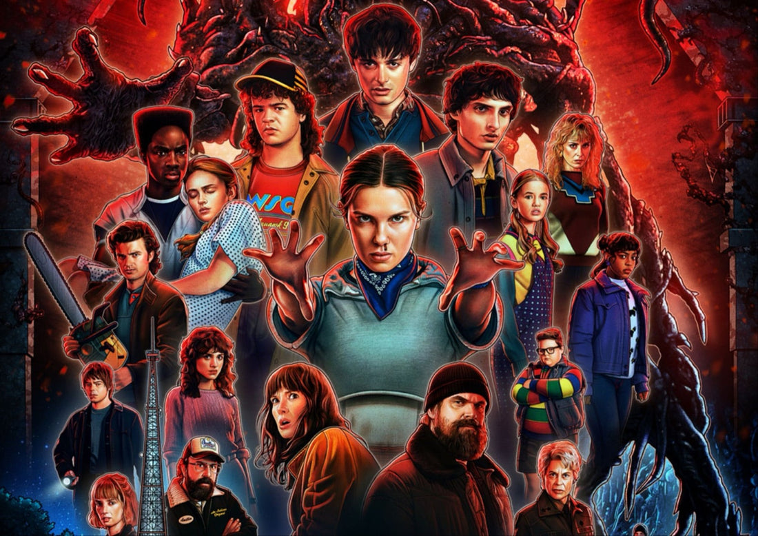 Collageposter van Stranger Things: een twintigtal gezichten in rood en blauw rond een meisje met geheven handpalmen