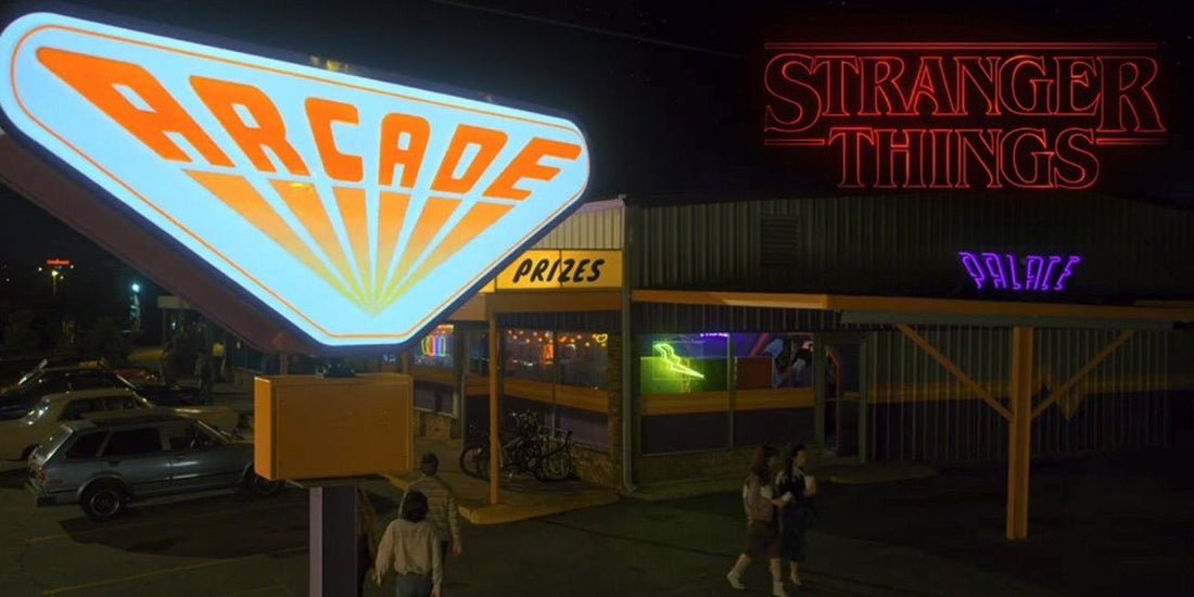 Het ARCADE-neonbord van het Palace brandt 's nachts in Stranger Things, silhouetten voor de ingang