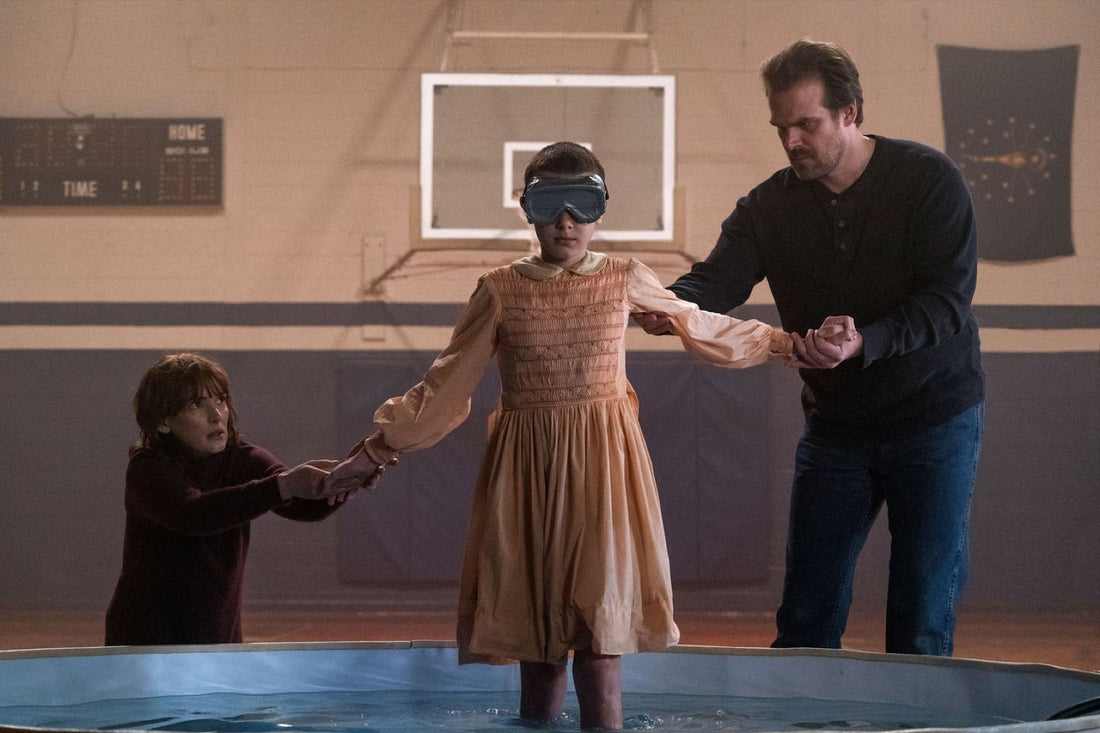 Het bad voor zintuiglijke deprivatie in de gymzaal van de school, aflevering 7 van seizoen 1 van Stranger Things