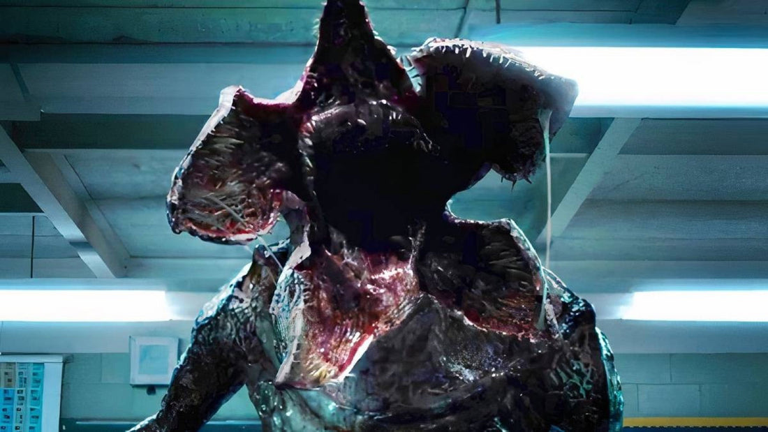 De Demogorgon in een gang verlicht door tl-licht, aflevering 8 van seizoen 1 van Stranger Things