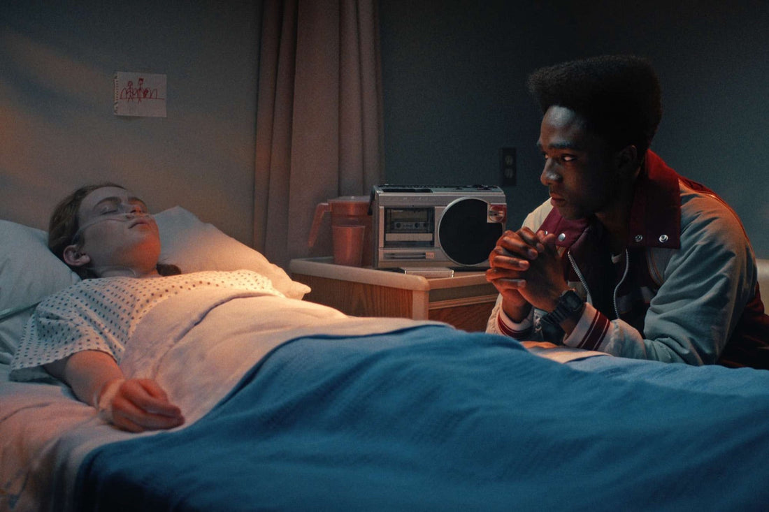 Een cassettespeler op het nachtkastje, naast het bed, in Stranger Things