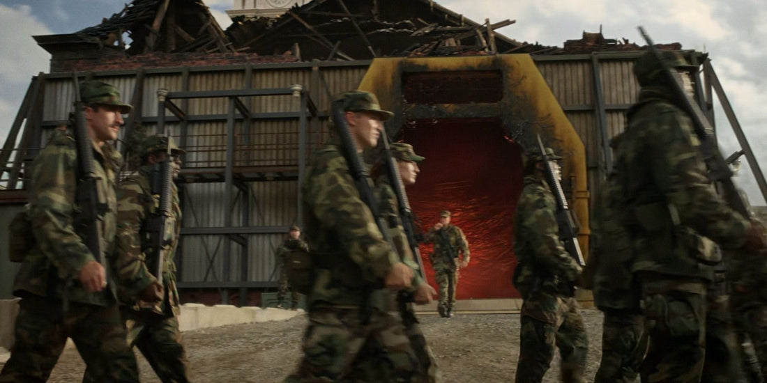 Soldaten in camouflage voor een rode opening, in een gebouw met afgerukt dak.