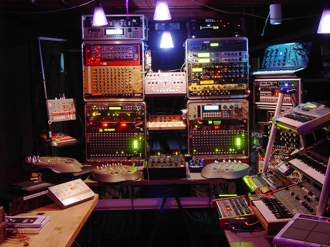 Analoge synthesizers in een donkere kamer, kabels en diodes