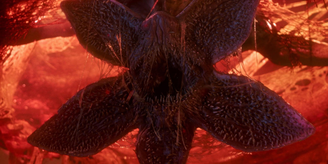 De Demogorgon, bek open als een bloemkroon, in rood licht