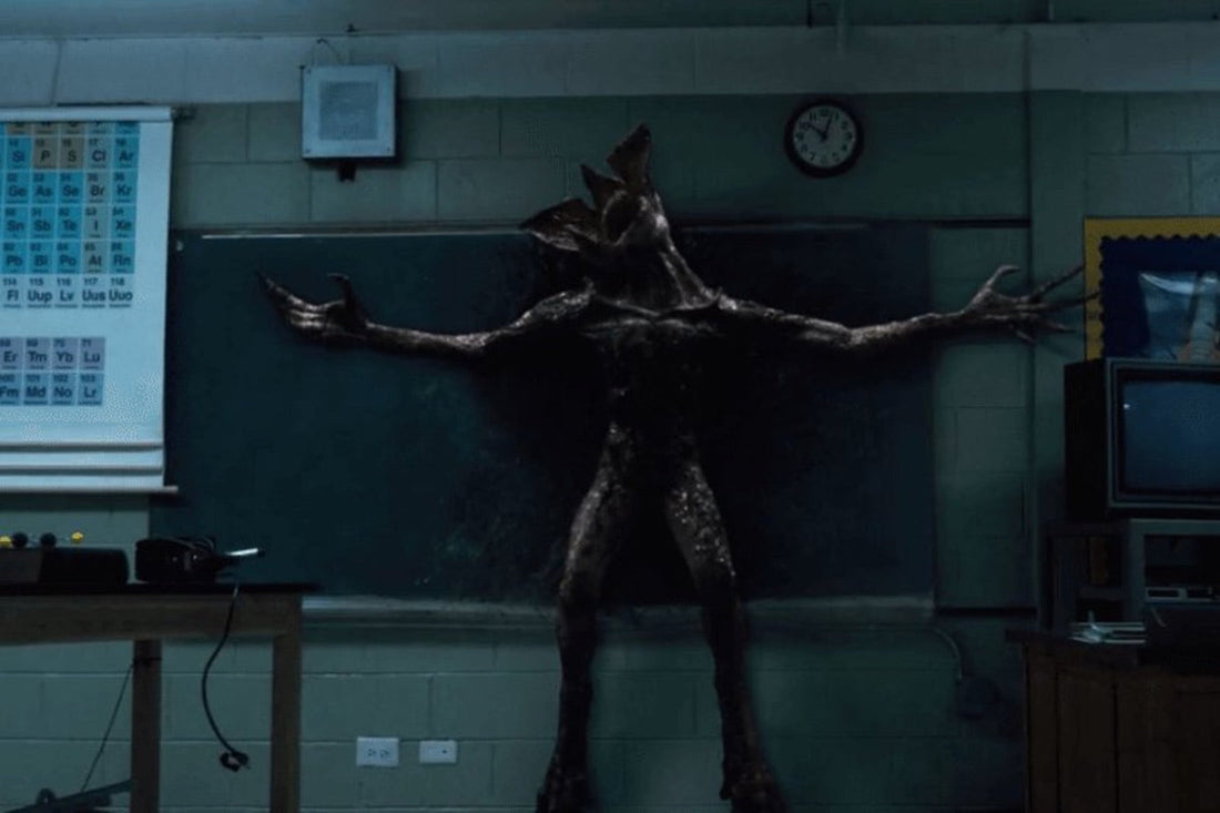 Demogorgon DnD, open bloemkop, gespreide armen in het klaslokaal