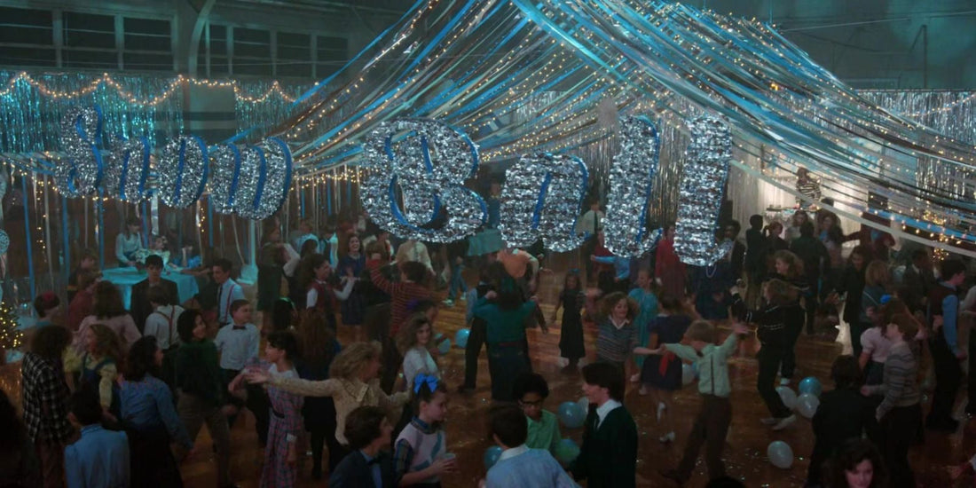 Stranger Things 1984: gymzaal van het winterbal, slingers en leerlingen