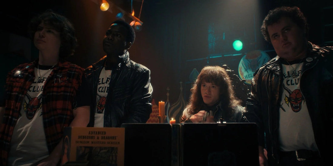 De Hellfire Club bijeen rond de speeltafel, in Stranger Things seizoen 4 aflevering 1