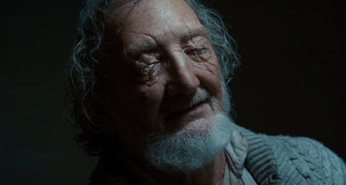 Victor Creel, met gewonde ogen en een ziekenhuishemd, in Stranger Things seizoen 4 aflevering 3