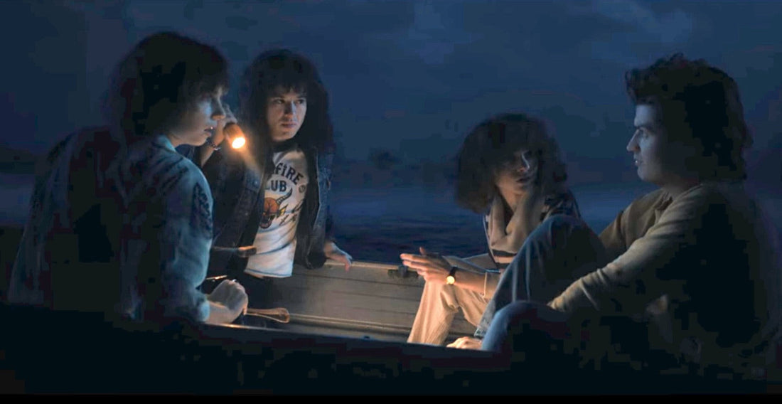 Vier tieners 's nachts in een boot, een lamp in de hand, Stranger Things seizoen 4 aflevering 6