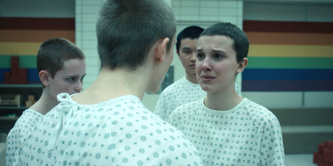 Kinderen in witte jassen in de regenboogzaal van het lab, Stranger Things seizoen 4 aflevering 7