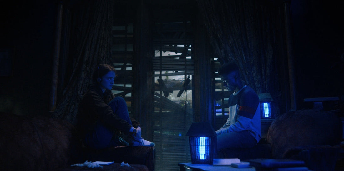 Max en Lucas op de zolder van het huis Creel, in blauw licht, Stranger Things seizoen 4 aflevering 9