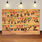 Fotoachtergrond Stranger Things alfabetmuur licht hout