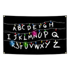Wandvlag Stranger Things alfabetmuur paars