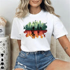 Dames-T-shirt Stranger Things omgekeerd bos tegen een witte hemel