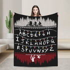 Plaid Stranger Things alfabet op een bosachtergrond