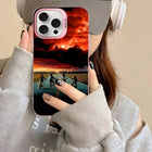 Mat iPhone-hoesje Stranger Things fietsen onder de rode hemel