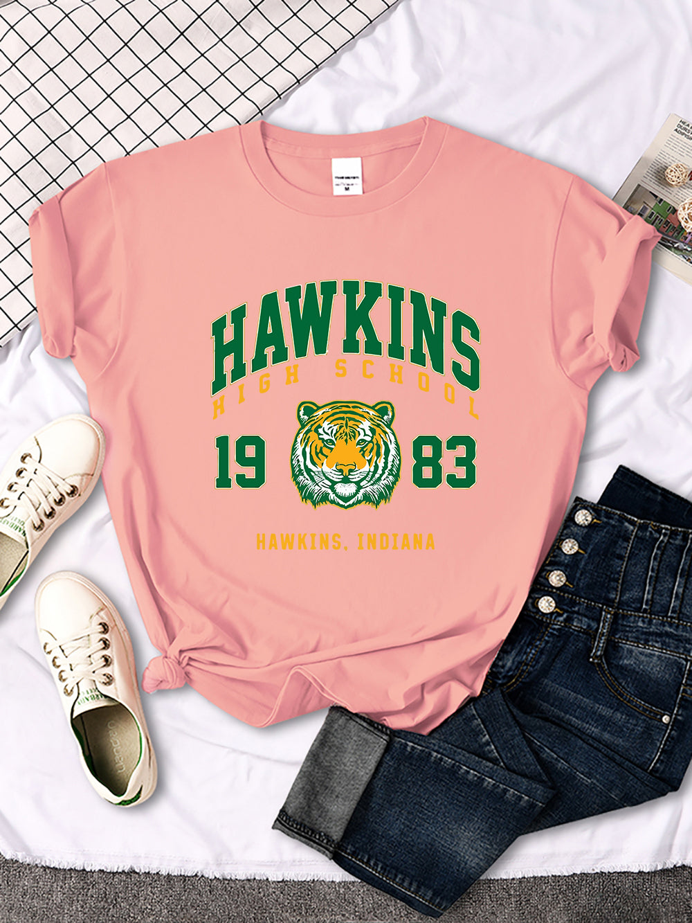 T-shirt femme Stranger Things Hawkins High School tigre 1983 – coloris Pink