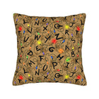 Kussenhoes Stranger Things gele letters
