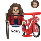 Mini-bouwfiguur Stranger Things Nancy Wheeler op de fiets