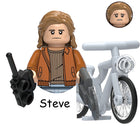 Mini-bouwfiguur Stranger Things Steve Harrington op de fiets