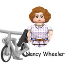 Mini-bouwfiguur Stranger Things Nancy Wheeler en haar fiets