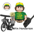 Mini-bouwfiguur Stranger Things Dustin Camp Know Where op de fiets