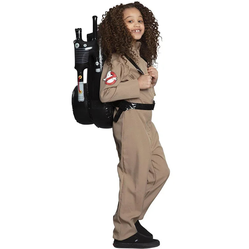 Meisje in de Ghostbusters-overall Stranger Things seizoen 2, van opzij