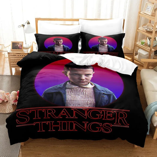 Dekbedovertrek Stranger Things portret van Eleven neon paars op een bed, met bijpassende kussenslopen