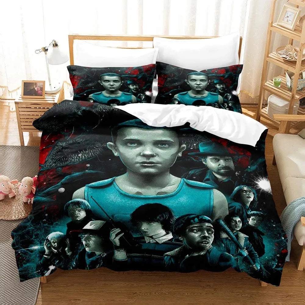 Dekbedovertrek Stranger Things seizoen 1 poster van Eleven op een bed, met bijpassende kussenslopen