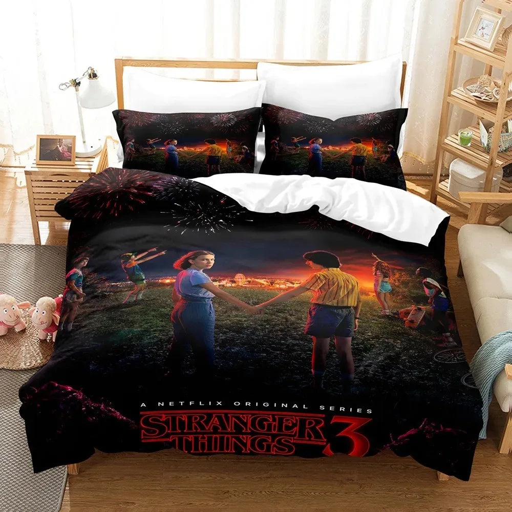Dekbedovertrek Stranger Things seizoen 3 zonsondergang op een bed, met bijpassende kussenslopen
