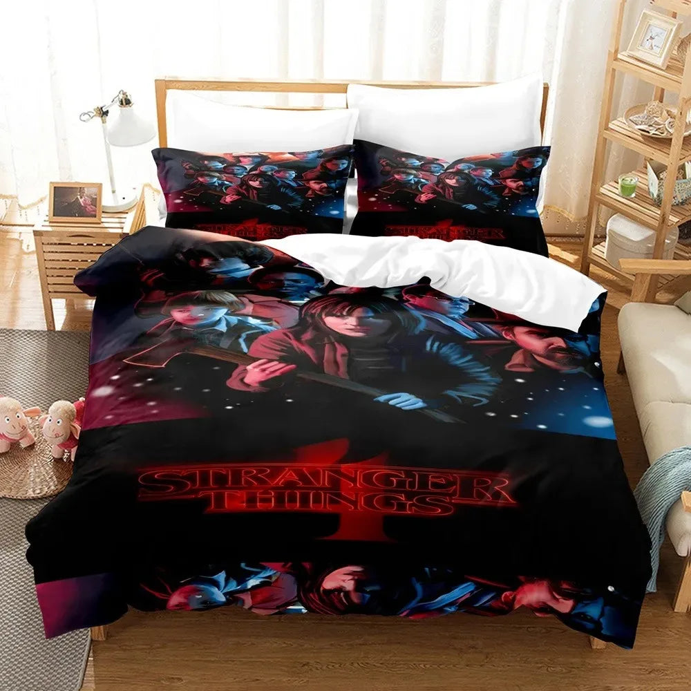Dekbedovertrek Stranger Things seizoen 4 nachtelijke poster op een bed, met bijpassende kussenslopen