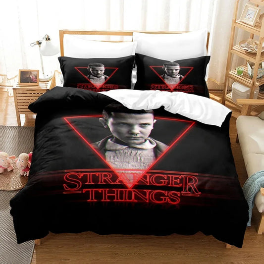 Beddengoedset Stranger Things Eleven seizoen 1 rode driehoek op een bed, met bijpassende kussenslopen