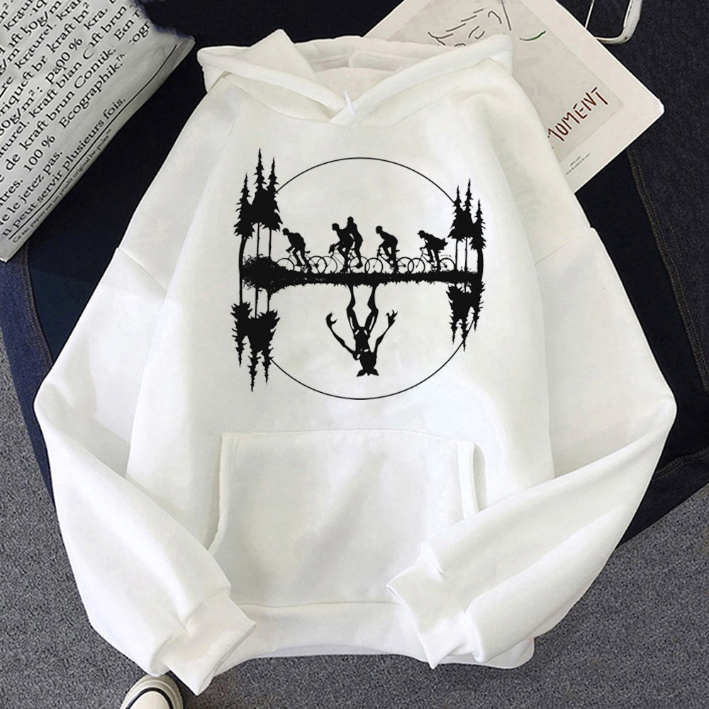 Witte hoodie Stranger Things fietsende vrienden en Demogorgon-spiegelbeeld, print op de voorkant