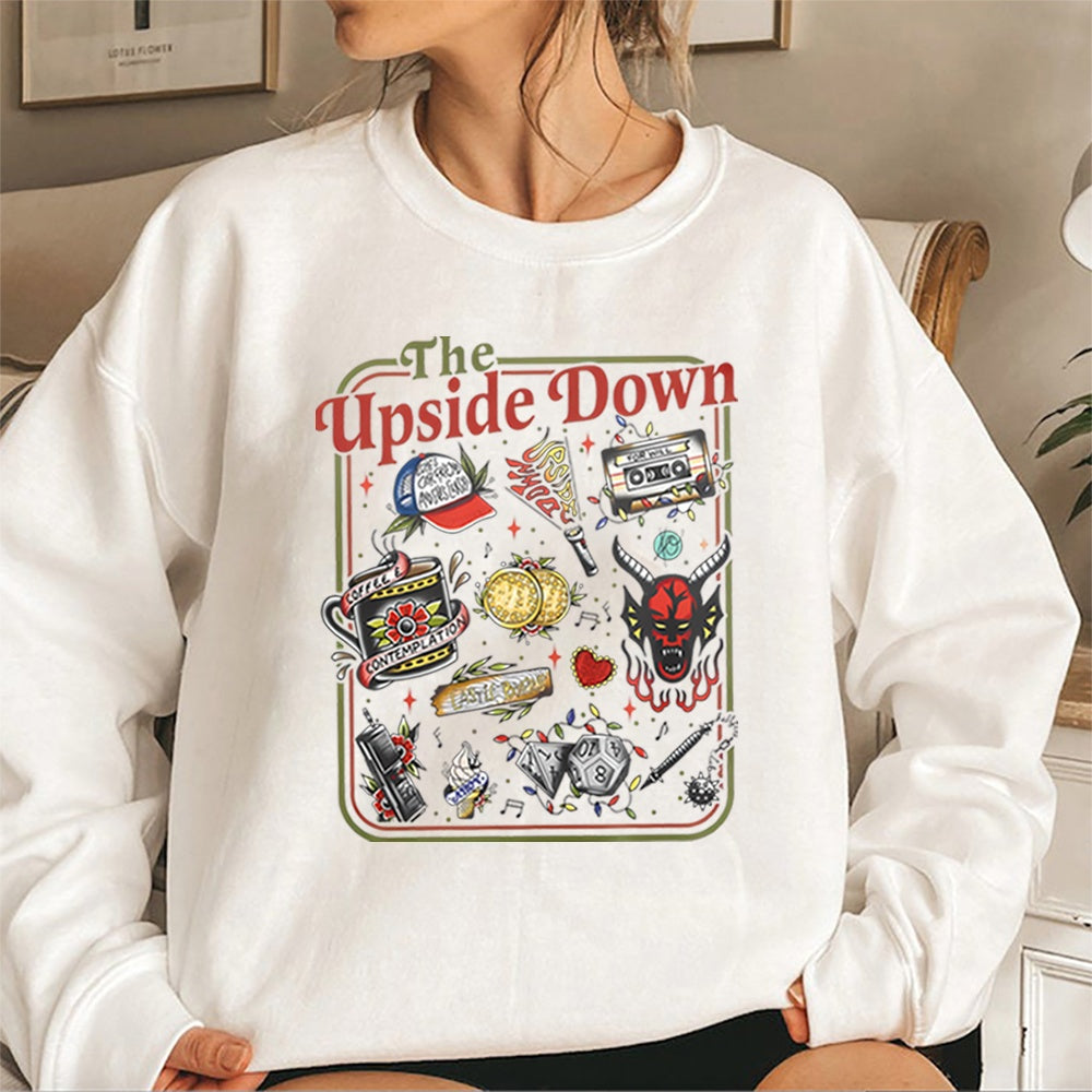 Sweater met ronde hals Stranger Things The Upside Down cultobjecten wit, voorwerpen uit de serie als retrotattoo op de voorkant