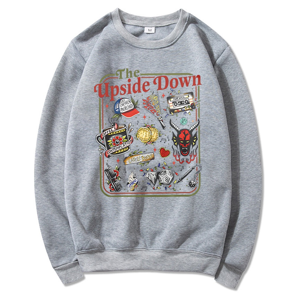 Sweater met ronde hals Stranger Things The Upside Down cultobjecten grijs gemêleerd, voorwerpen uit de serie als retrotattoo op de voorkant