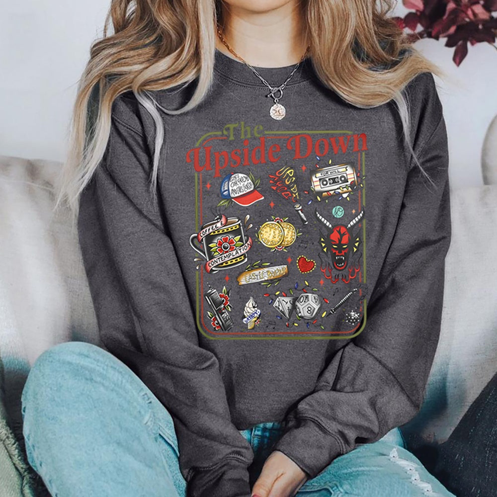 Sweater met ronde hals Stranger Things The Upside Down cultobjecten antraciet, voorwerpen uit de serie als retrotattoo op de voorkant