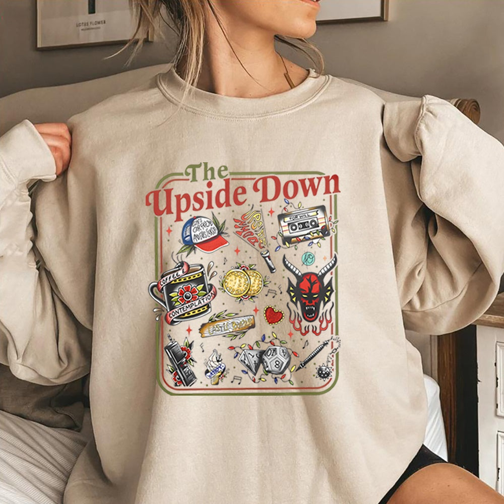 Sweater met ronde hals Stranger Things The Upside Down cultobjecten zand, voorwerpen uit de serie als retrotattoo op de voorkant