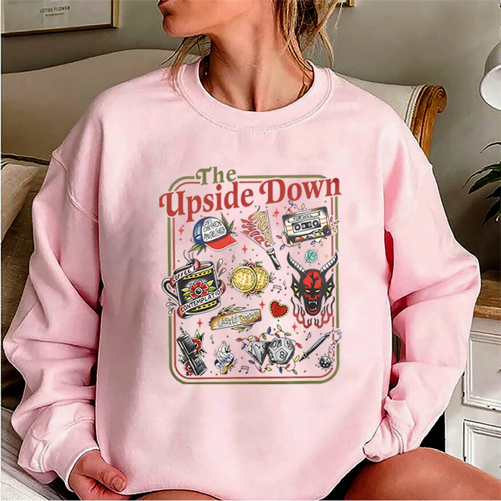 Sweater met ronde hals Stranger Things The Upside Down cultobjecten roze, voorwerpen uit de serie als retrotattoo op de voorkant