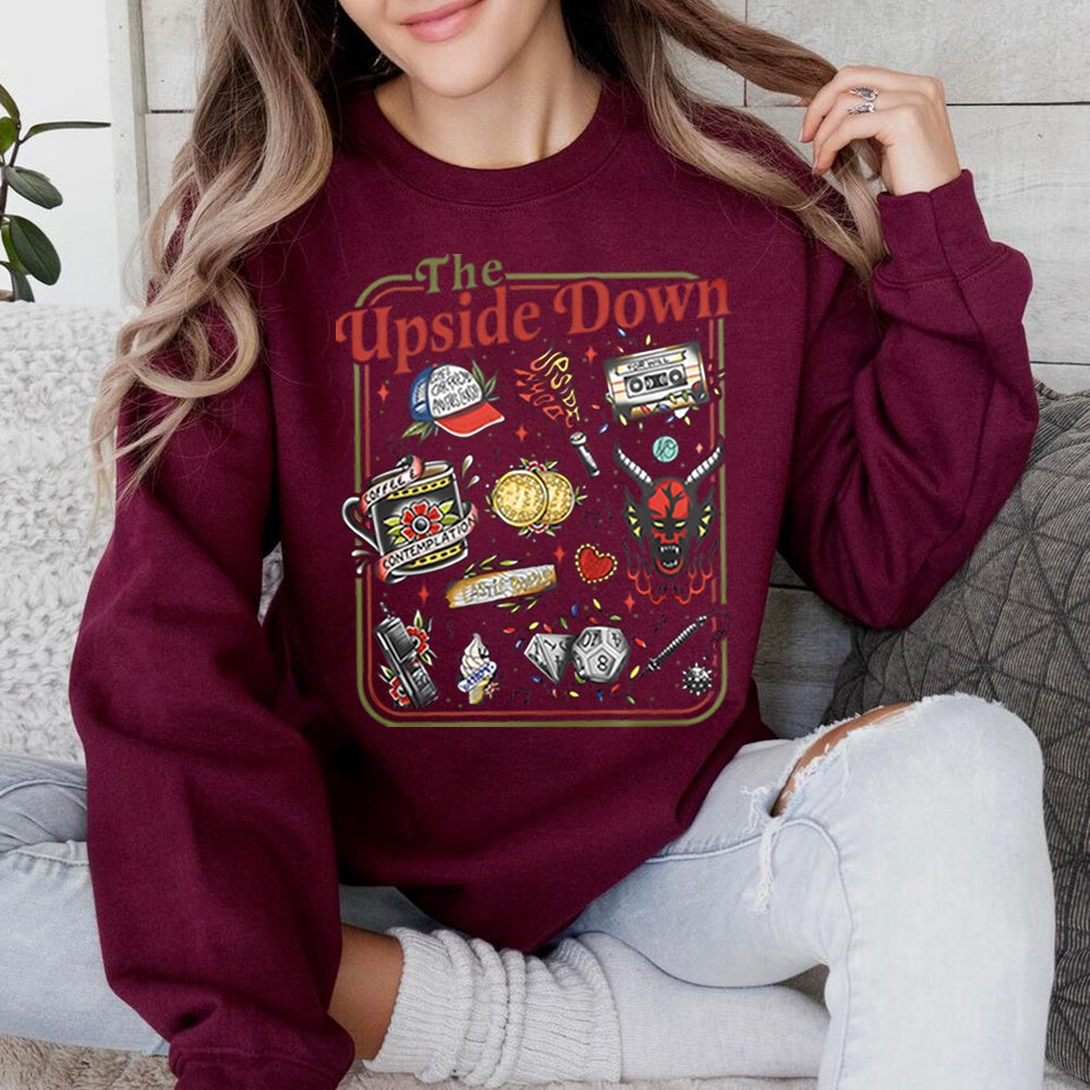 Sweater met ronde hals Stranger Things The Upside Down cultobjecten bordeaux, voorwerpen uit de serie als retrotattoo op de voorkant