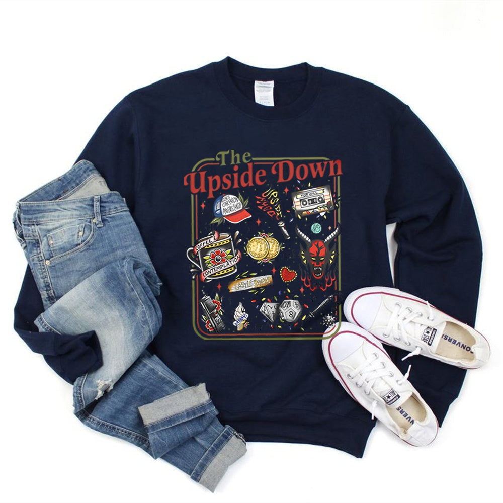 Sweater met ronde hals Stranger Things The Upside Down cultobjecten marineblauw, voorwerpen uit de serie als retrotattoo op de voorkant