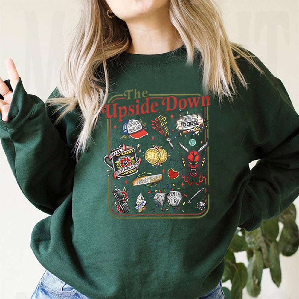 Sweater met ronde hals Stranger Things The Upside Down cultobjecten donkergroen, voorwerpen uit de serie als retrotattoo op de voorkant