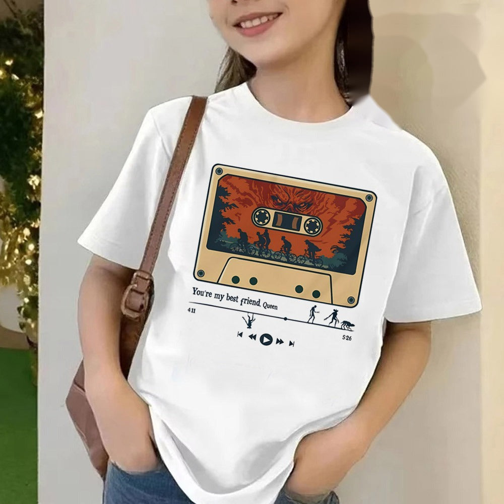 T-shirt enfant Stranger Things cassette années 80 vu de face